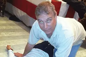 Nye Epstein-filer: «På alle fire»