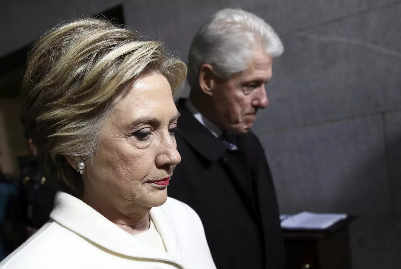 POWER COUPLE: Hillary og Bill Clinton ankommer vestfronten av Kongressen i Washington 20. januar 2017 under innsettelsen av Donald Trump som USAs 45. president. Foto: Win McNamee / Pool via AP