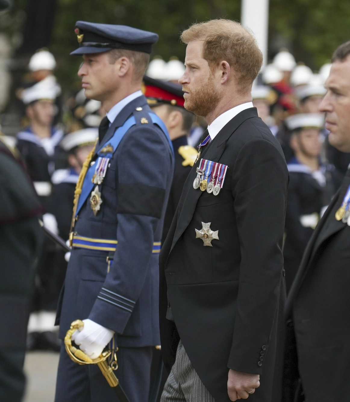 HAR DE EN STOREBROR?: Prins William og lillebror prins Harry sto side ved side i bestemorens begravelse. Mye vil endres om Simon Charles får tvunget igjennom en DNA-test – og det skulle vise seg at han har rett i sine påstander… FOTO: Emilio Morenatti