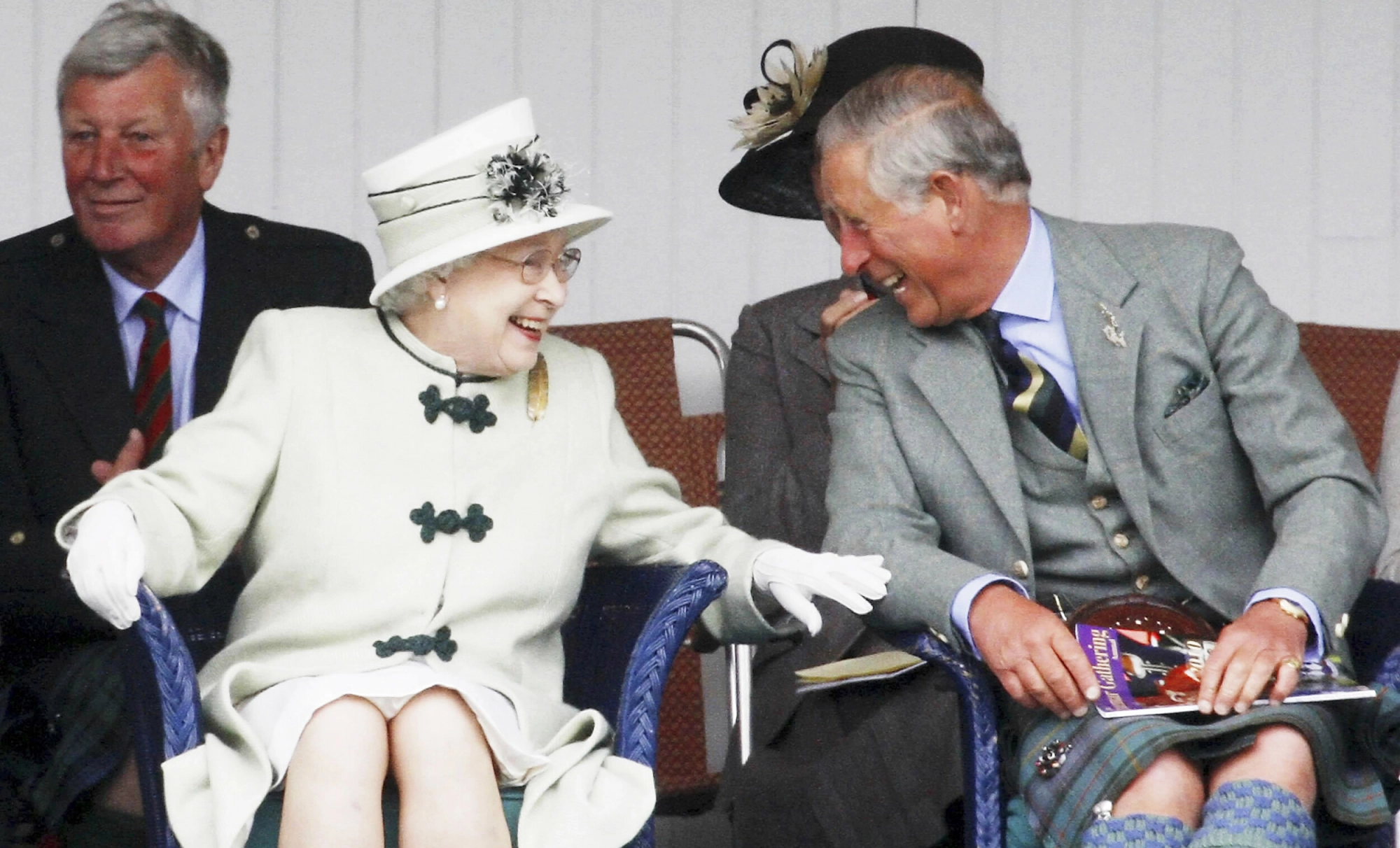 GOD STEMNING: Prins Charles og dronning Elizabeth i meget hyggelig passiar. I Australia sitter en 56-åring som er langt fra så fornøyd… FOTO: Danny Lawson
