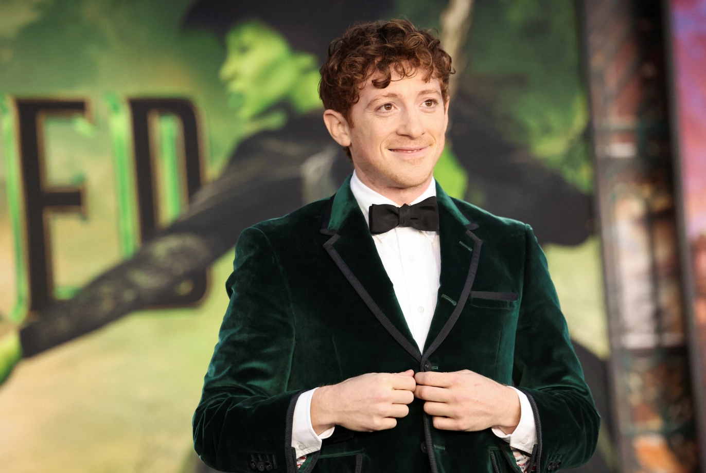 KAPRET: Ethan Slater kapret Ariana Grandes hjerte under «Wicked»-innspillingen. Her avbildet under en premierefest for musikalen. Foto: Reuters/Mario Anzuoni.