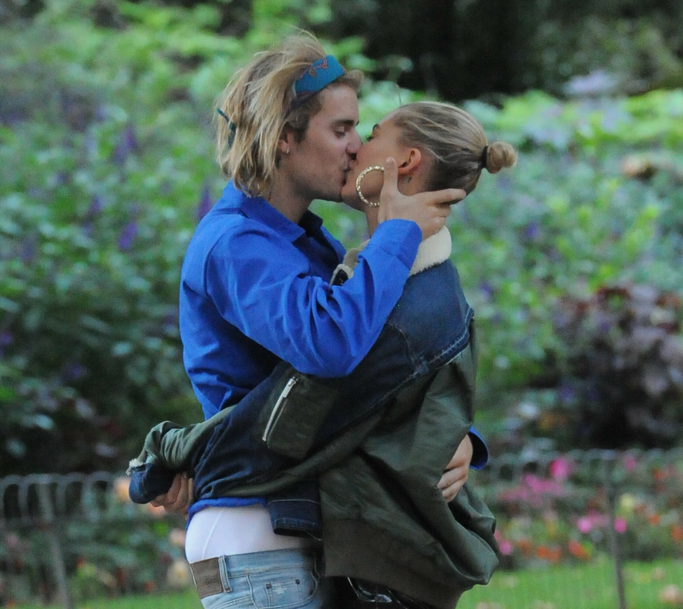 OSS TO: Justin og Hailey giftet seg i 2018 i en svært overdådig seremoni. Selv om bruddryktene har florert like lenge som ekteskapet, har hjertevennene stått stødig sammen. Foto: SplashNews/NTB