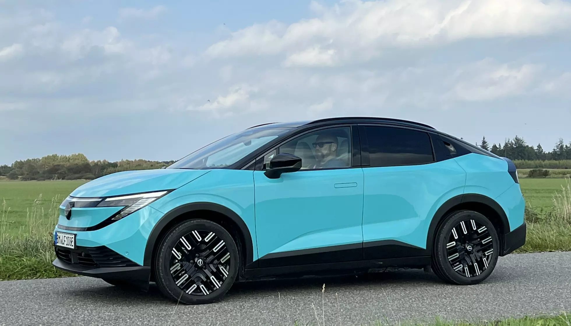 Nissan Leaf: Bilen er unektelig en annen type bil enn Zeer 7 GT. Foto: Fred Magne Skillebæk