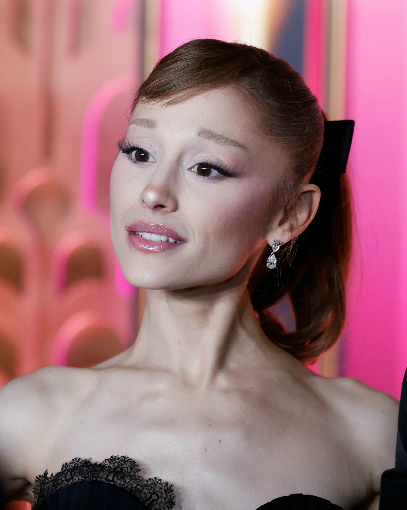 SJOKKERTE: Ariana Grande leste flere seksualiserte og drøye oppdiktede historier om seg selv og Cynthia Erivo - laget av fans. Det skulle hun ønske at hun ikke hadde gjort. Her fra en filmpremiere i New York i fjor. Foto: John Angelillo / UPI / NTB