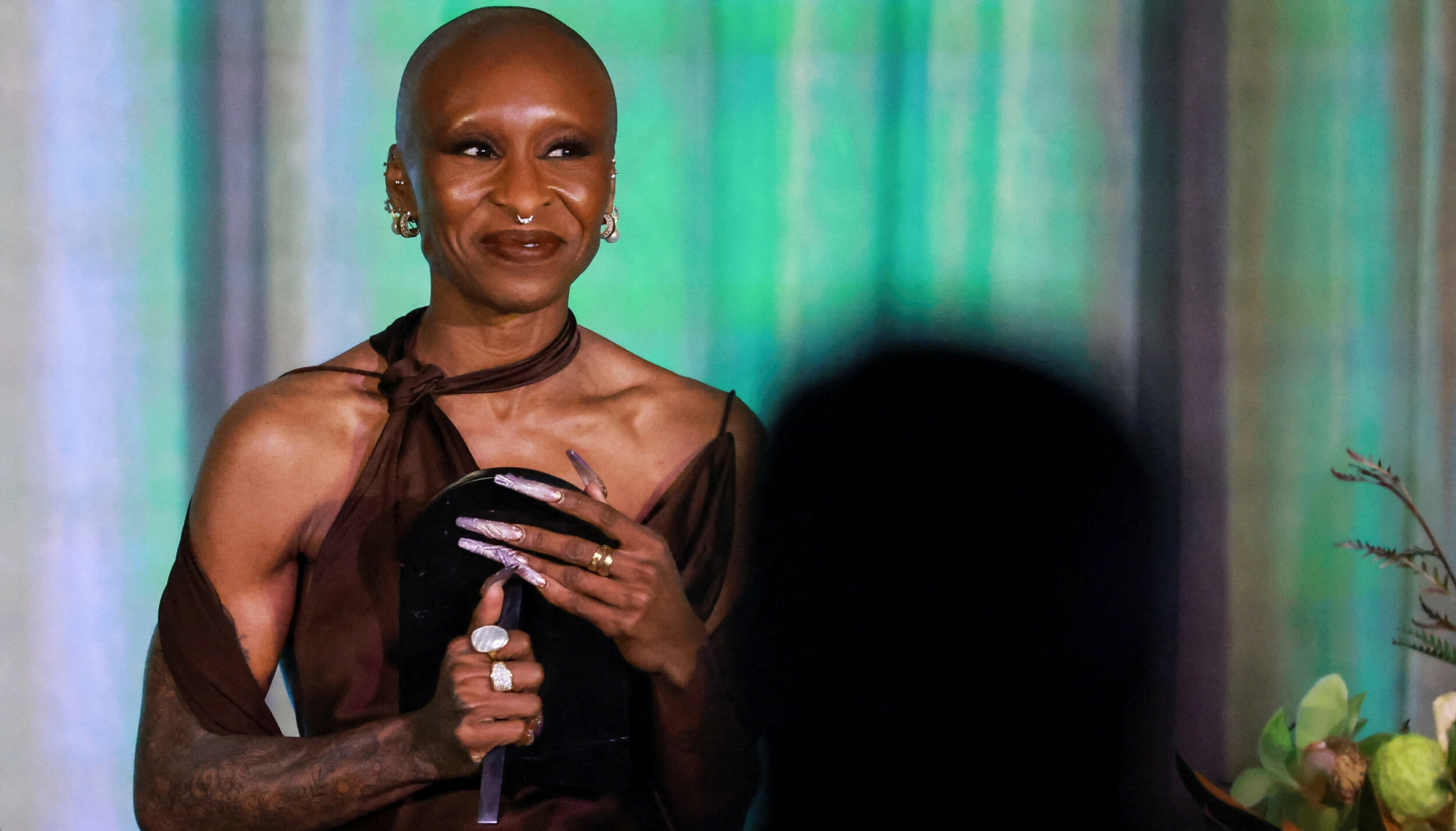 AVKREFTER: Cynthia Erivo avkrefter romanseryktene som har svirret den siste tiden. Her fra en filmforestilling i Santa Barbara i 2025. Foto: REUTERS
