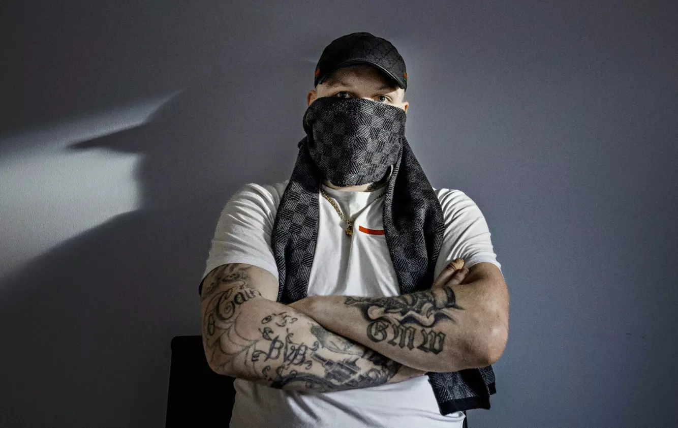 TATOVERT: Glenn har mange tatoveringer på kroppen. Ser du nøye etter på høyre underarm, ser du tatoveringen BVB. Det er forkortelsen for Barnevernsbanden, som Glenn var en del av i mange år.