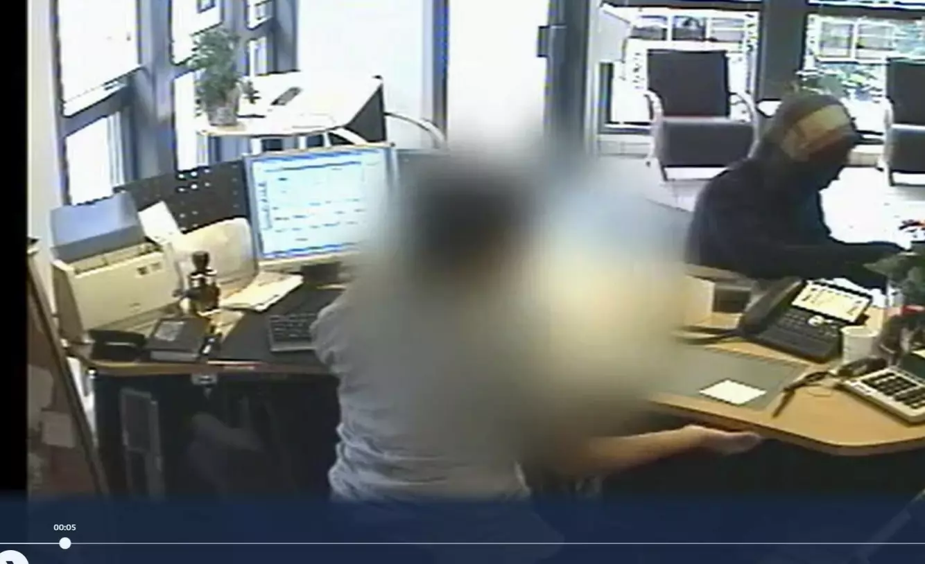 RANET BANK: En av Glenns venner i Barneversbanden sto bak flere alvorlige ran, deriblant dette i Sparebank Pluss i Rona i Kristiansand i 2010. Foto: Politiet