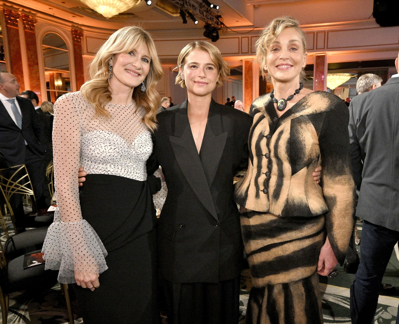 FLOTT TRIO: «Jurassic Park»-stjernen Laura Dern (58),
«Hamnet»-aktuelle Jessie Buckley (36) og Sharon Stone. Foto: NTB