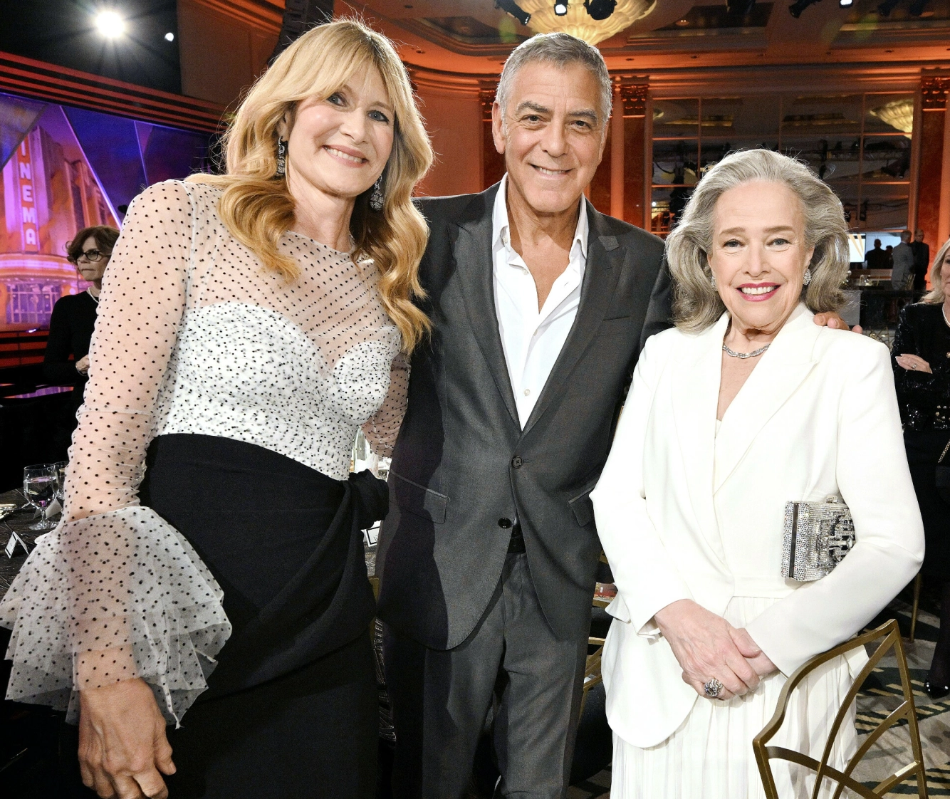 SKUMMEL FORTID: «Jurassic
Park»-stjernen Laura Dern (58) og kjekkasen
George Clooney spilte sammen i skrekkfilmen
«Grizzly II» i 1983 – mens Kathy Bates (77) spilte
i skrekkfilmen «Misery» i 1990. Foto: NTB