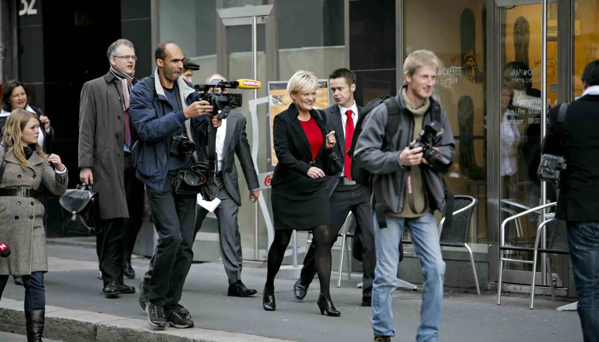 TRAVEL DAME: Den gang SV-leder og finansminister, Kristin Halvorsen, på farten med pressen på slep i 2008. Høsten samme år inntraff finanskrisen. Foto: Lars Eivind Bones / Dagbladet