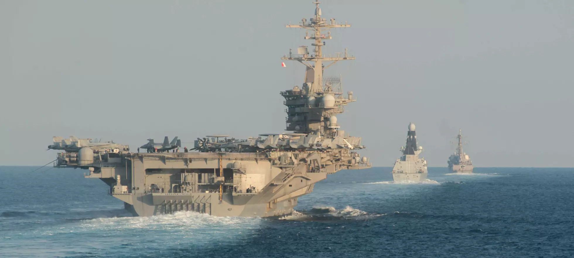 Sender armada mot Iran: - Mener alvor