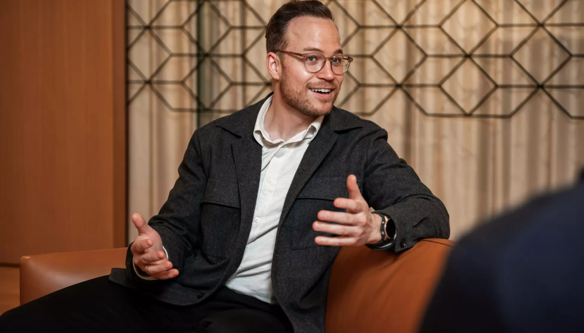 Spareekspert Sondre Nordnes Kverneng er positiv at såpass mange unge sparer i fond. Foto: SpareBank 1