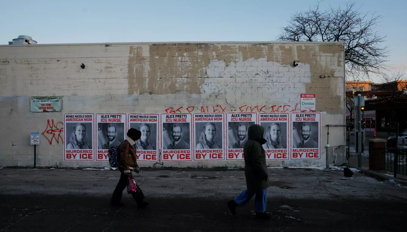 MINNEVEGG: Plakater som viser bilder av avdøde Renee Nicole Good og Alex Jeffrey Pretti på en vegg i Minneapolis. Foto: Allison Robbert / Reuters / NTB