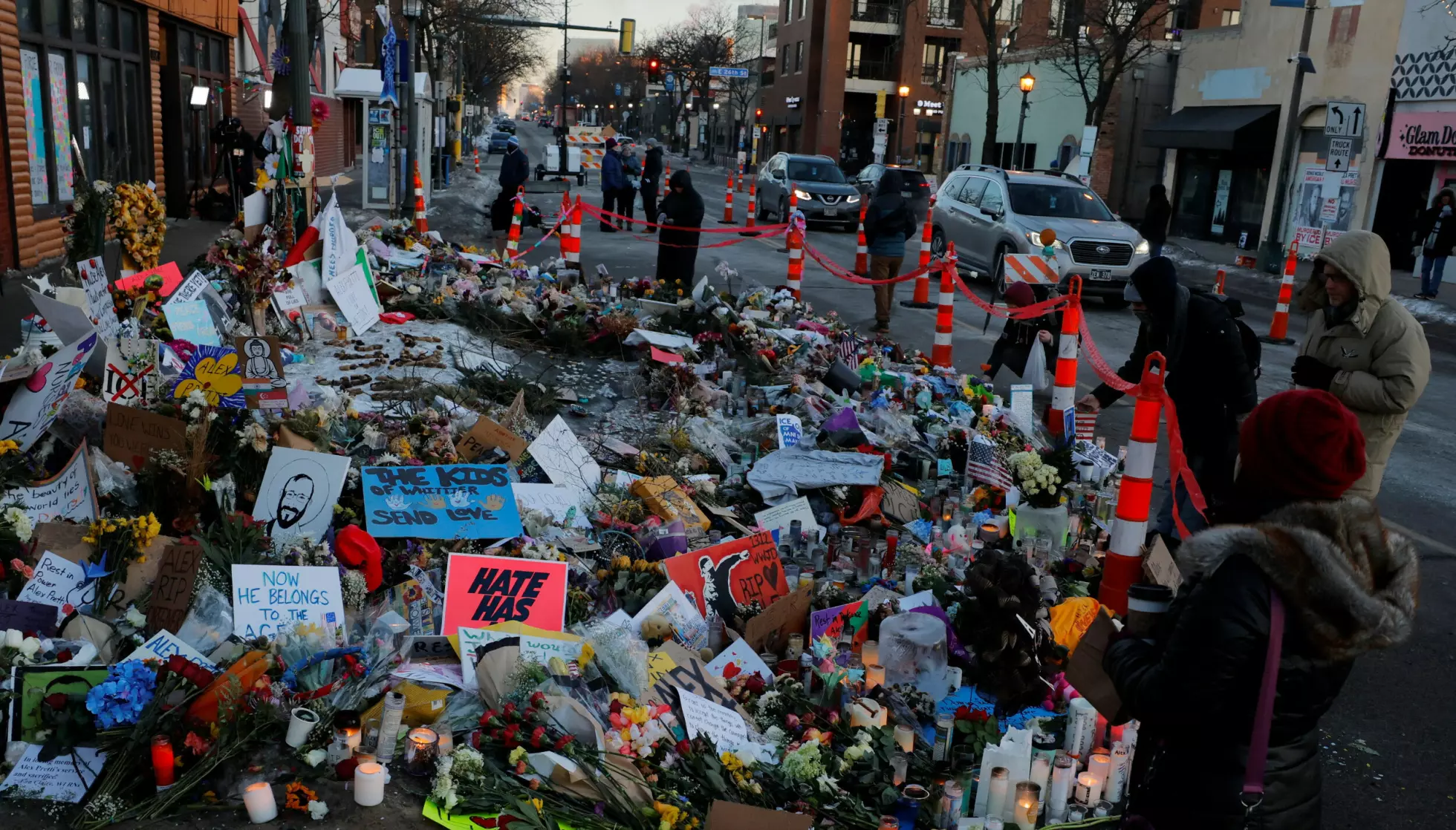 BLOMSTERHAV: Flere har lagt ned blomster og en siste hilsen på stedet der Alex Pretti ble skutt og drept 24. januar. Foto: Brian Snyder / Reuters / NTB