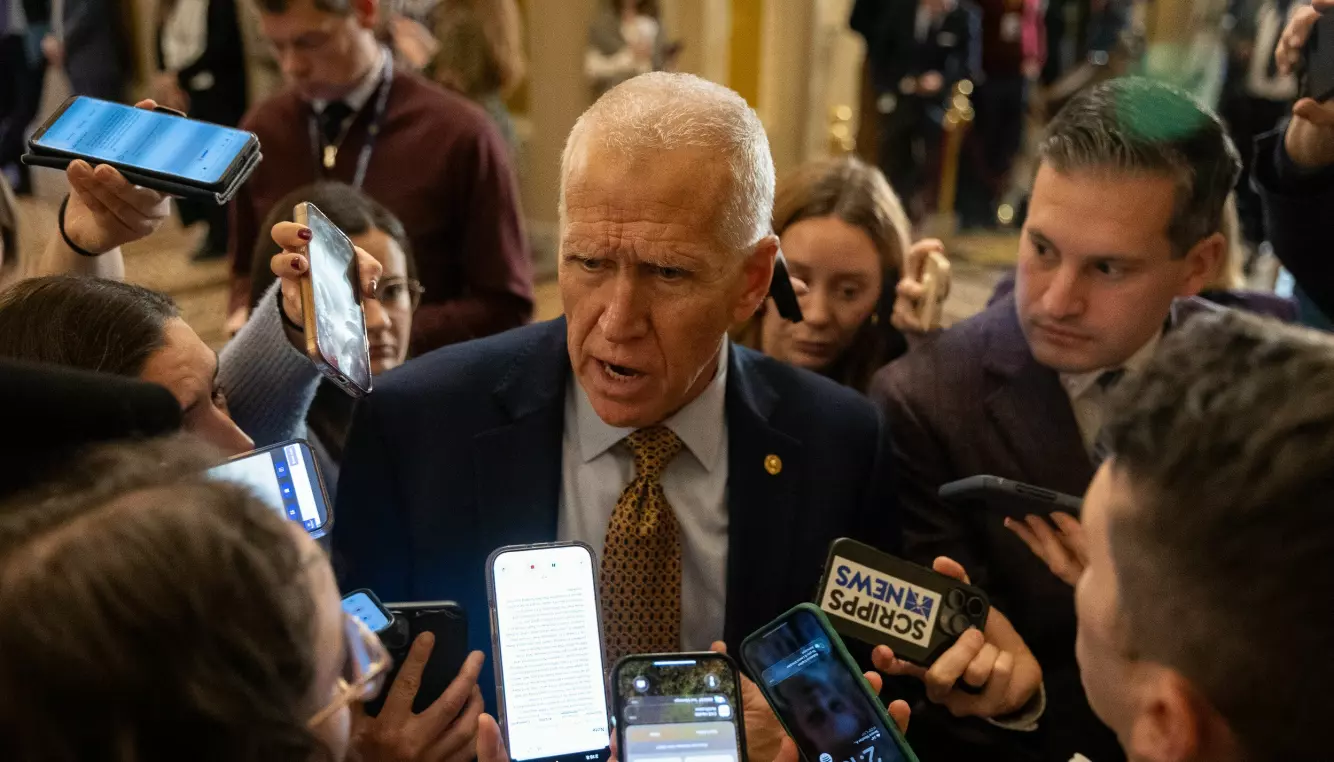 BER NOEM OM Å GÅ: Den republikanske senatoren som representerer Nord-Carolina, Thom Tillis, i tale med pressen 28. januar. Foto: Nathan Posner / Shutterstock / NTB