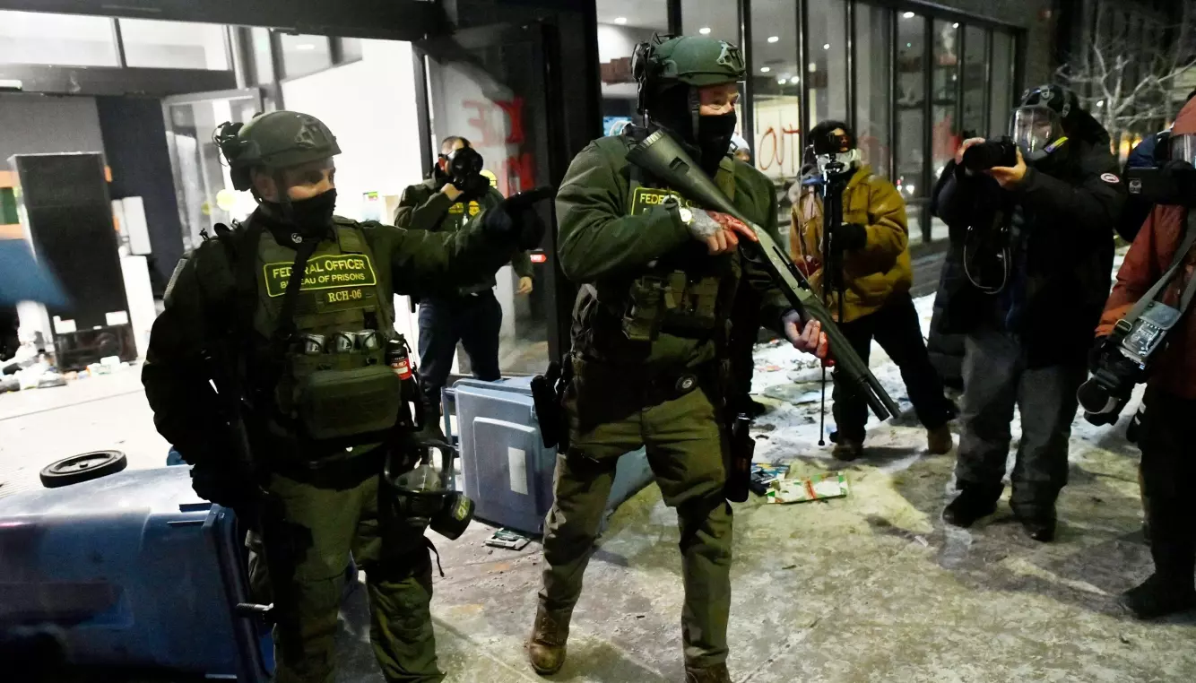 MINNEAPOLIS: Føderale agenter avbildet mens de holder vakt utenfor et hotell i Minneapolis, Minnesota, dagen etter drapet på Alex Pretti. Foto: Octavio Jones / AFP P/ NTB