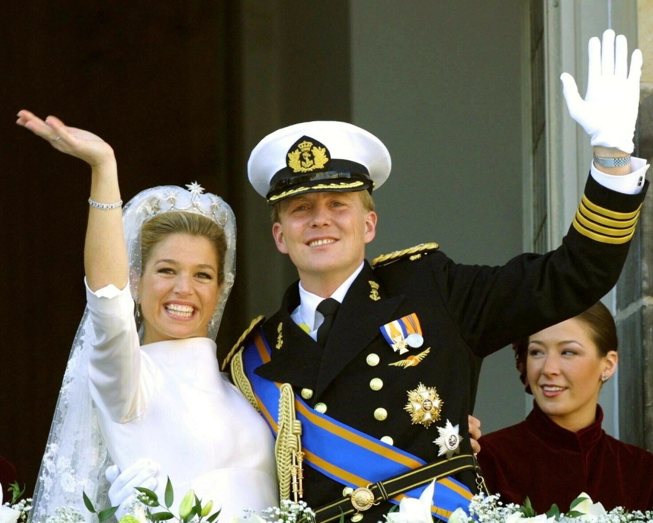 SMILTE PÅ UTSIDEN: Dronning Máxima smilte som en sol etter vielsen med kong Willem-Alexander i 2002. Men før hun svarte ja skal hun ha fått kalde føtter, avsløres det i en ny TV-trailer for dramaet «Máxima». Foto: NTB