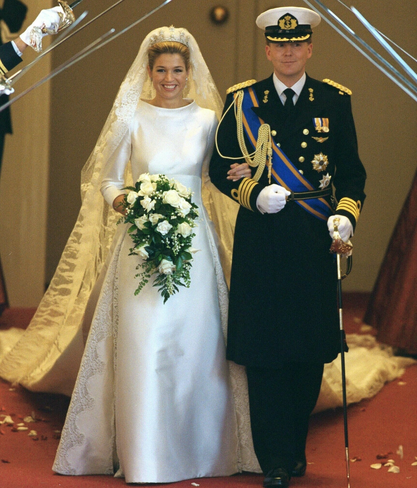 NYDELIG KJOLE: Dronningen - som den gang ble kronprinsesse - giftet seg i en kjole fra Valentino. Foto: NTB