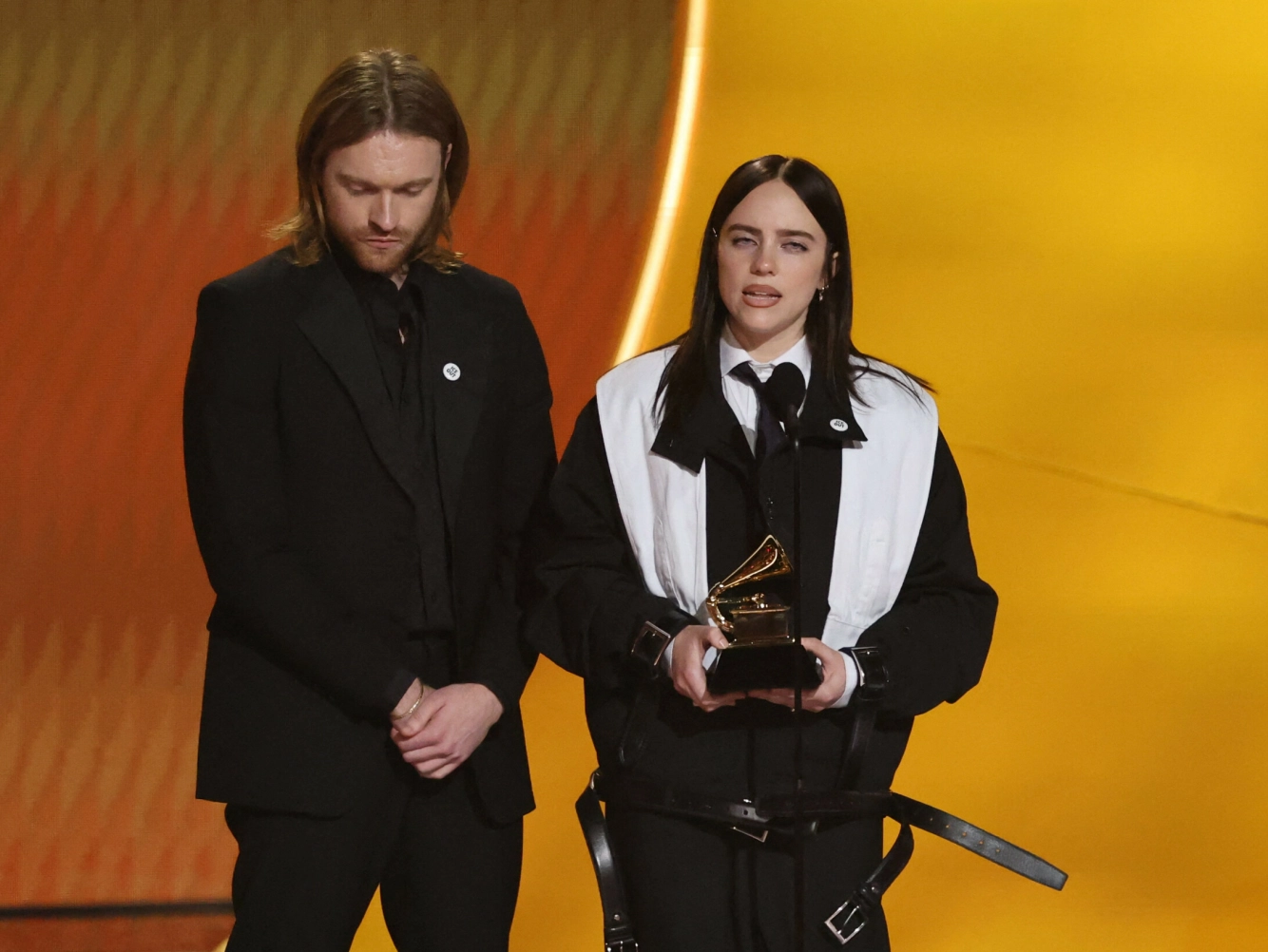 PRIS: Billie Eilish mottar prisen for årets låt «Wildflower» under Grammy Awards i Los Angeles, sammen med broren Finneas. Foto: REUTERS/Daniel Cole/NTB