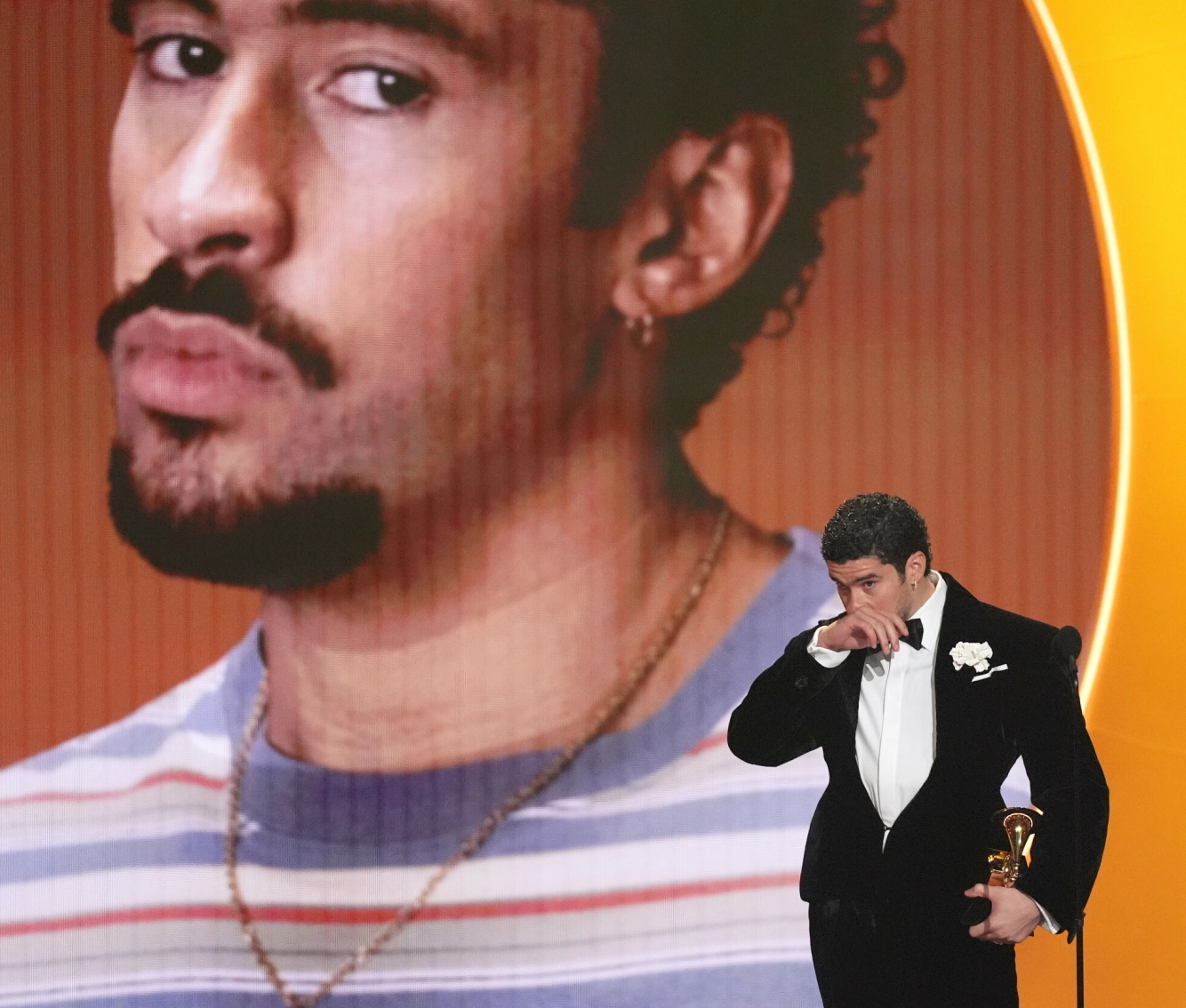 GRAMMY: Bad Bunny mottar prisen for årets album «Debí Tirar Más Fotos» under Grammy Awards i Los Angeles. Foto: AP/Chris Pizzello/NTB