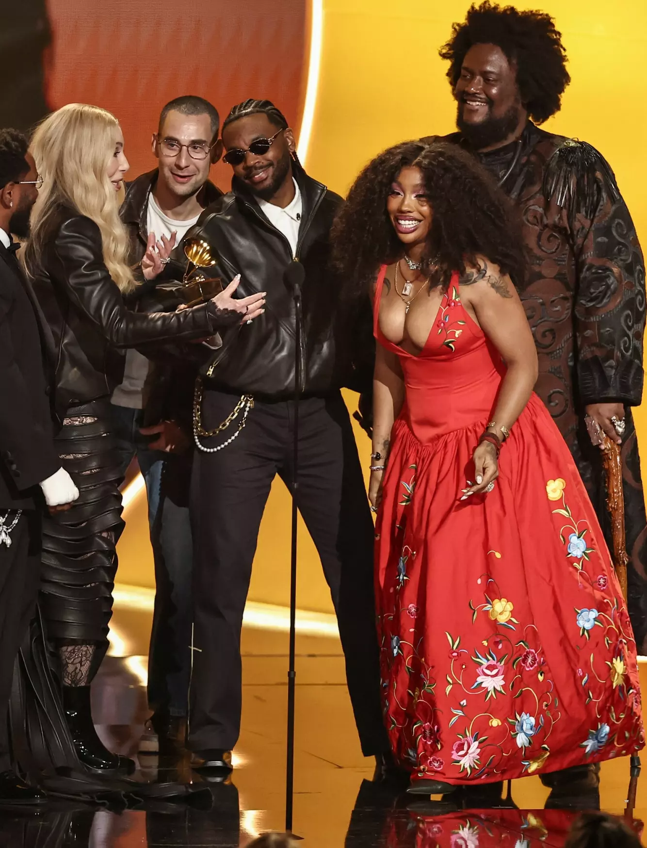 HEDRET: Kendrick Lamar og SZA tok i mot kveldens siste pris fra Cher. Foto: John Salangsang/Shutterstock/NTB