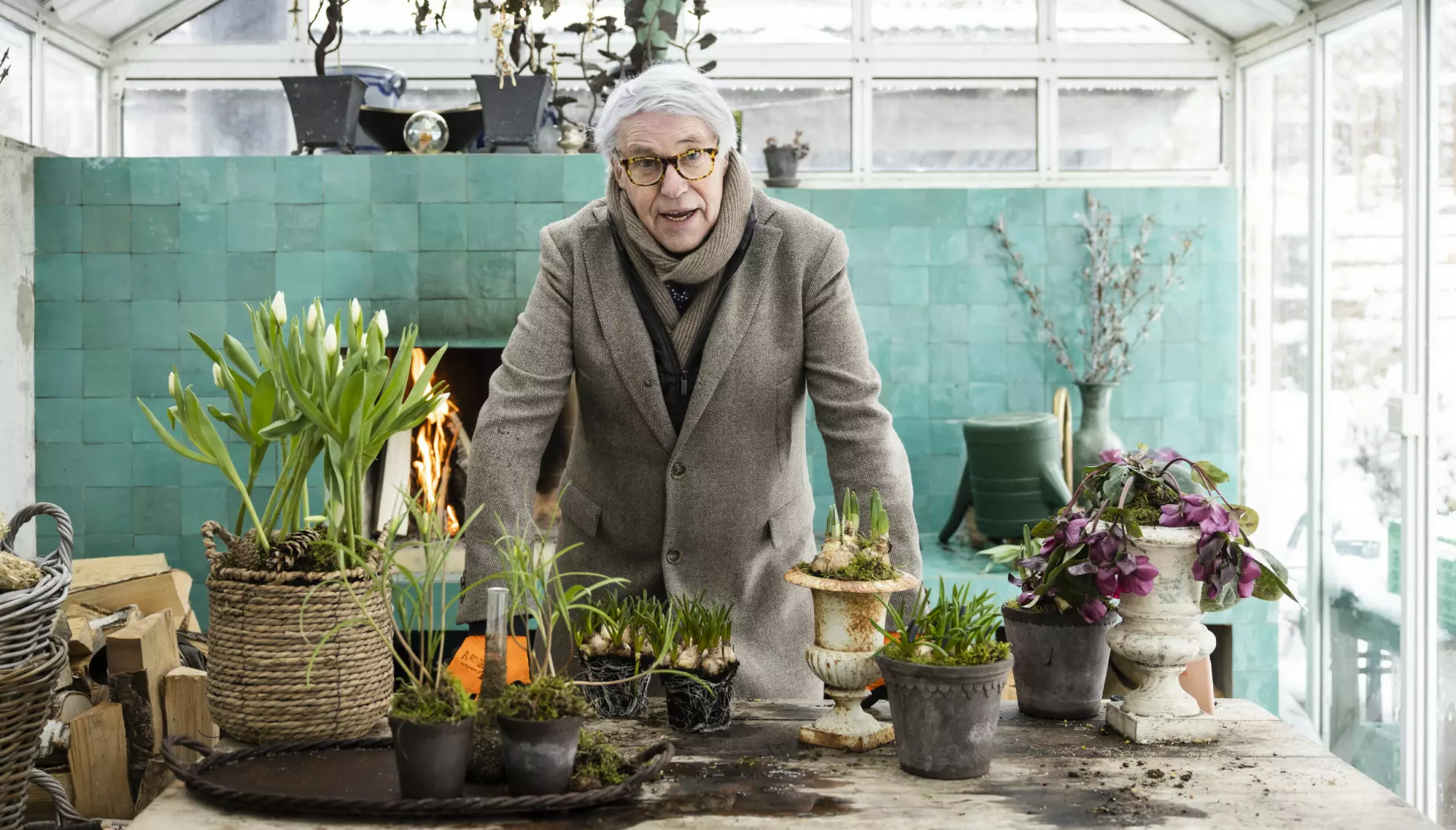 LEVENDE TILSKUDD: Blomsterhandler og designer Finn Schjøll er ikke overraskende mest opptatt av friske blomster. Her er han hjemme på «hytta» i Åsgårdstrand, et par år tilbake. Arkivfoto: Lars Eivind Bones / Dagbladet