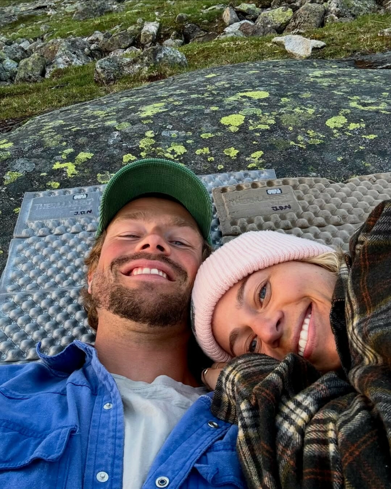 ÅPEN HIMMEL: Tiril og Joakim virker som et sprekt par som trives ute i naturen. Foto: Skjermdump: @tirileckhoff, @joakimdokka / Instagram