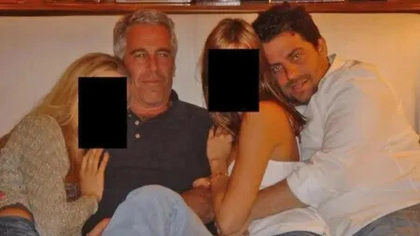AVBILDET: Et bilde viser Jeffrey Epstein og Brett Ratner sammen med to anonymiserte jenter. Det er ikke oppgitt når bildet er tatt. Foto: US Department of Justice