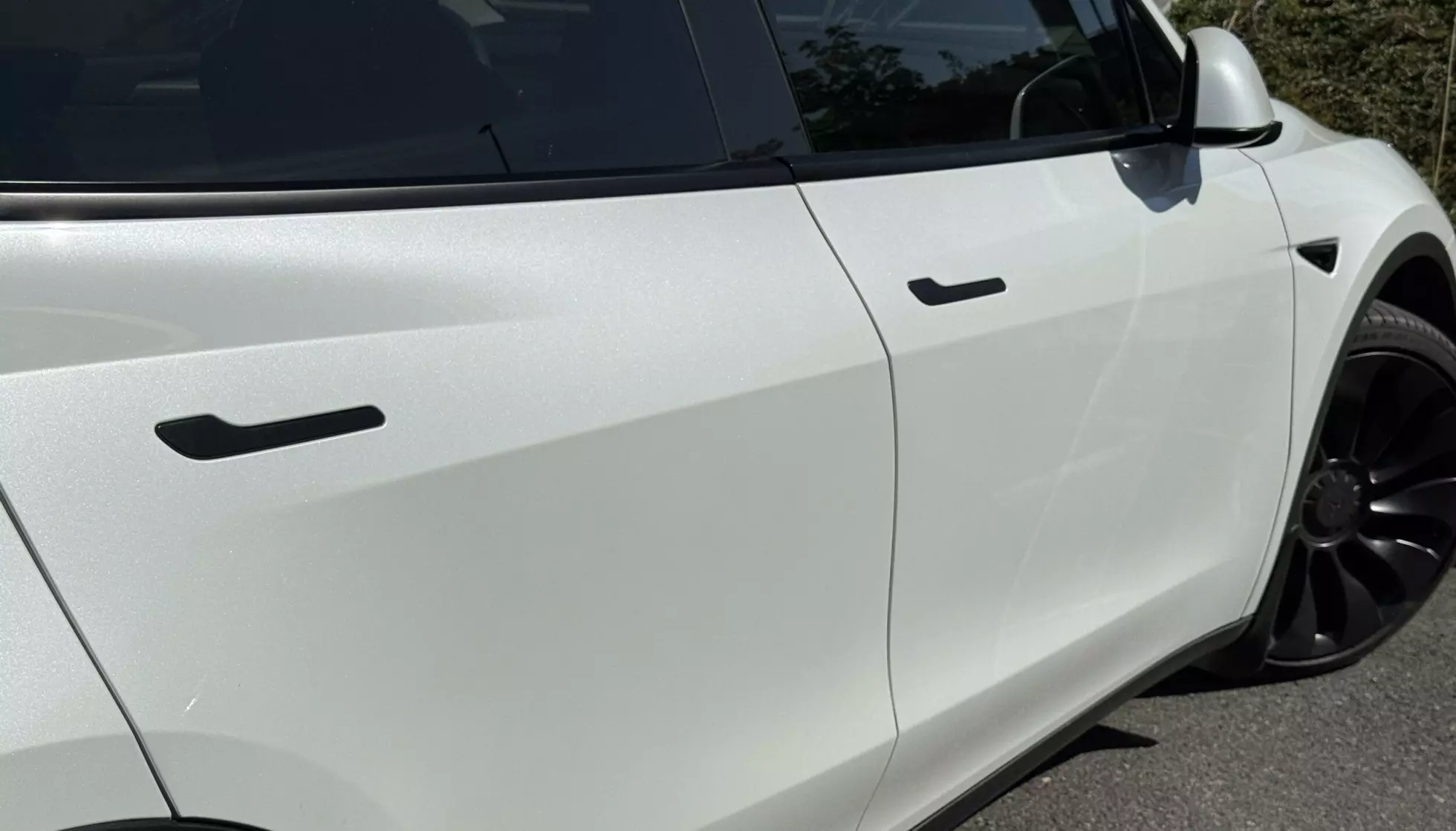 Slik ser dørhåndtakene ut på Tesla Model Y og Model 3. Foto: Steinar André Danielsen.