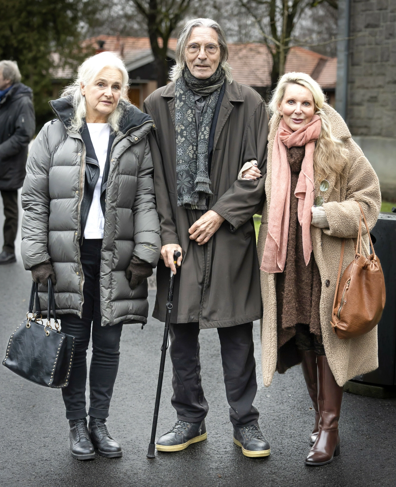 TOK FARVEL: Anne Lise Gjøstøl (t.v.) og Anne-Karine Strøm i vemodig lag med den gamle rockeren Freddy Dahl (73). – Jeg kjente Dag som en veldig hyggelig fyr. Og han sang kjempefint, sier Freddy.
