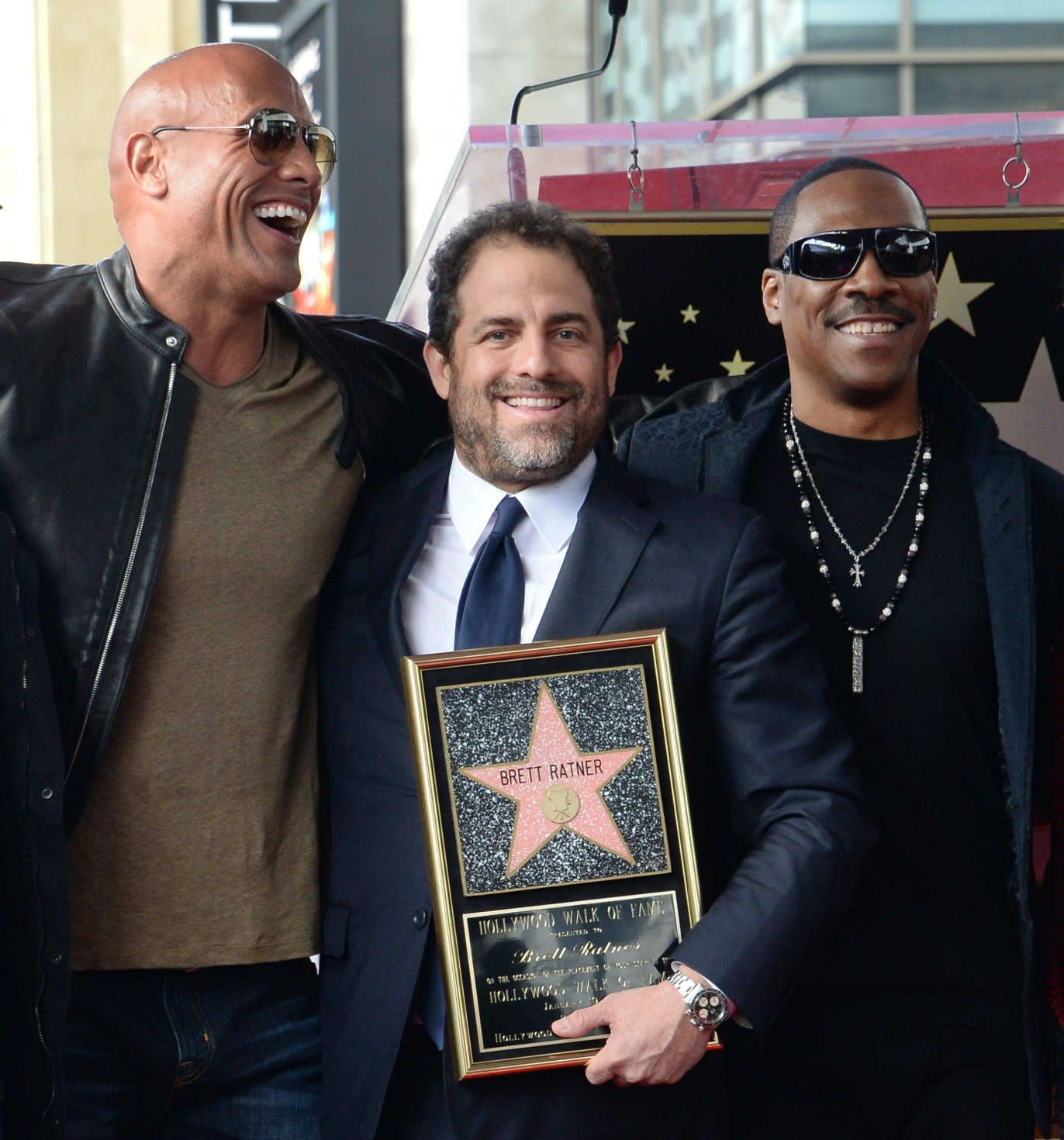 STORHETSTID: Brett Ratner flankert av Dwayne «The Rock» Johnson og Eddie Murphy da han fikk sin Walk of Fame-stjerne i januar 2017. Samme år ble han anklaget for seksuell trakassering. Foto: Jim Ruymen/UPI/Shutterstock/NTB