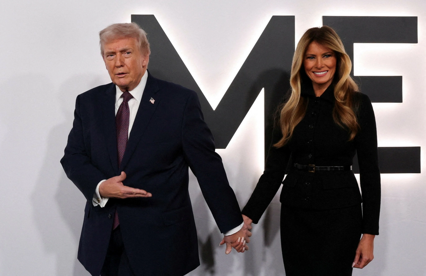 HÅND I HÅND: Donald Trump og Melania Trump gikk den røpe løperen før premieren sammen. Foto: Kylie Cooper / Reuters / NTB