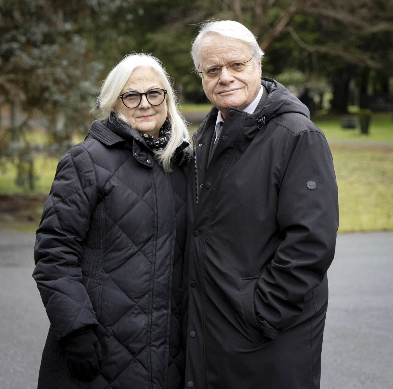 VENN: Orkesterleder Philip Kruse (76) har jobbet mye med Dag Spantell, helt til det siste. – Han var en fantastisk hyggelig fyr og en flott sanger. En kjernekar! Det tror jeg du vil høre fra alle som har møtt opp her i dag, sier Philip, som kom sammen med kona Wenche.
