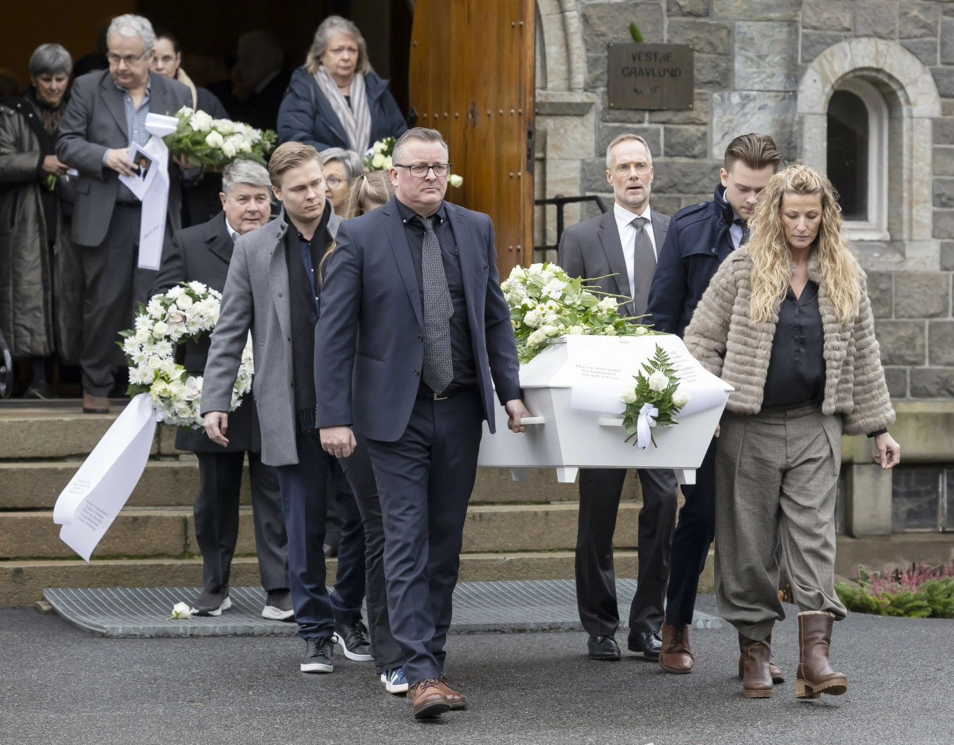 AVSKJED: Dags sønn André Spantell gikk først da farens kiste ble båret ut.
