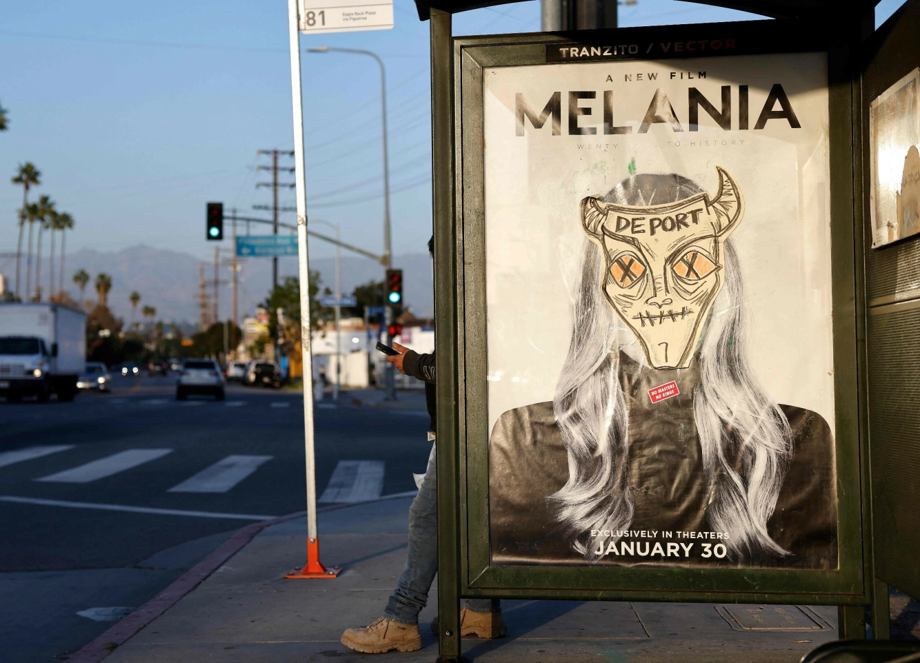 GRAFITTI: Flere av filmplakatene som skulle promotere dokumentaren opplevde hærverk. Bildet er tatt 2. februar 2026. Foto: Mario Tama / Getty Images / NTB