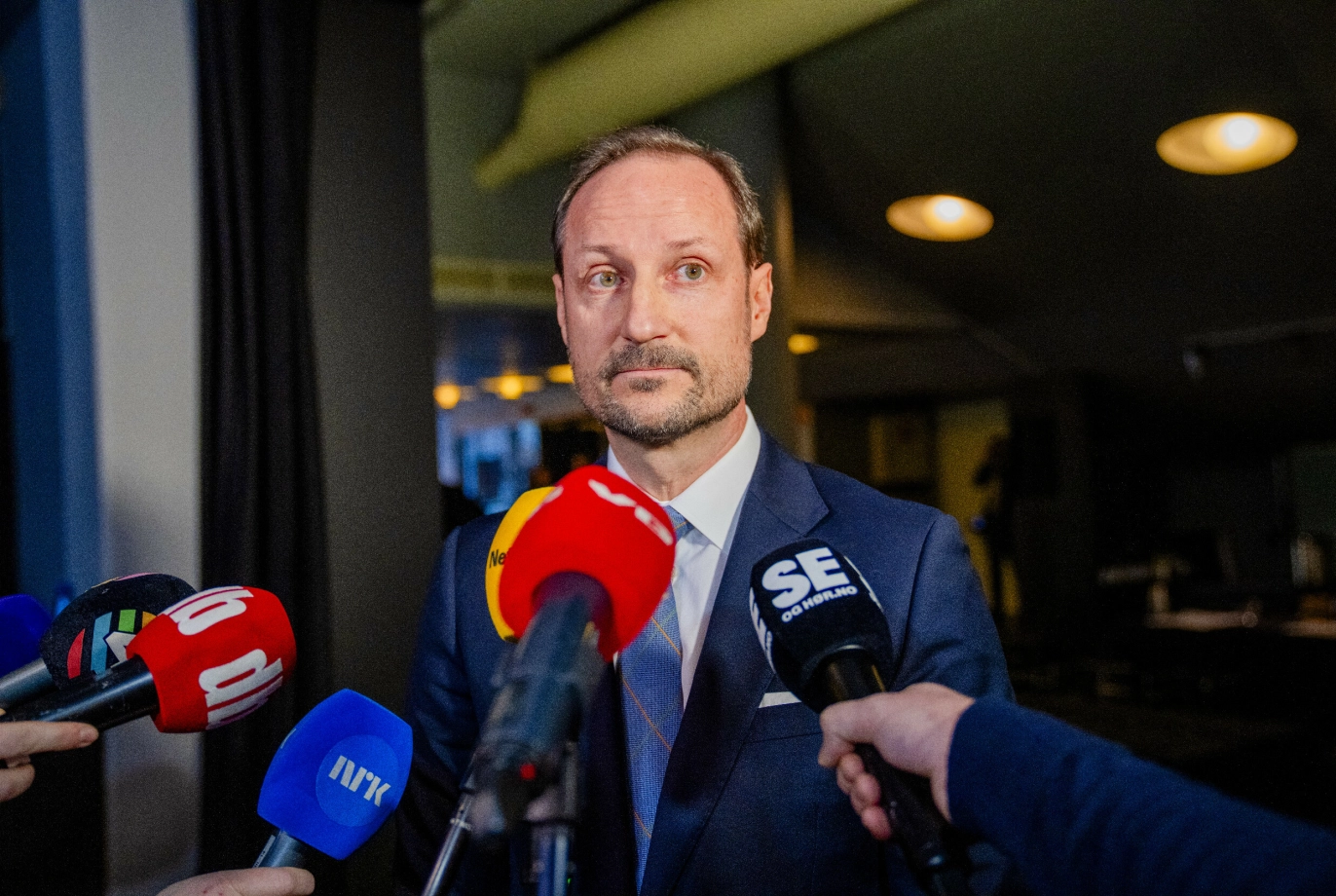 MØTTE PRESSEN: Det var et enormt oppbud av norsk presse da kronprinsen forrige uke møtte pressen i forkant av Marius-rettssaken. Det var her kronprinsen fortalte at kona skulle reise bort. Foto: NTB
