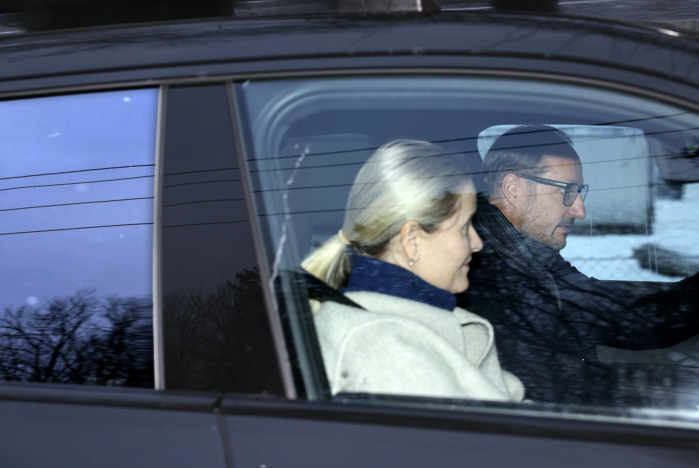 TOK FARVEL MED INGRID: Kronprinsparet kjørte tirsdag datteren til Gardermoen. Foto: Shad Madian/Se og Hør