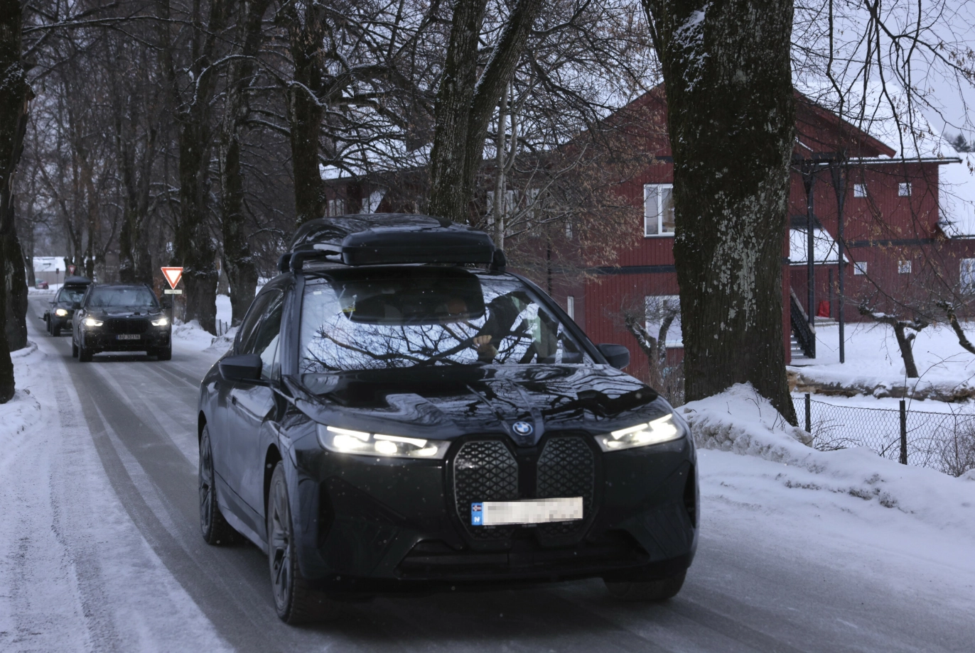 PÅ FARTEN: Kronprinsparet tirsdag formiddag. Foto: Shad Madian/Se og Hør