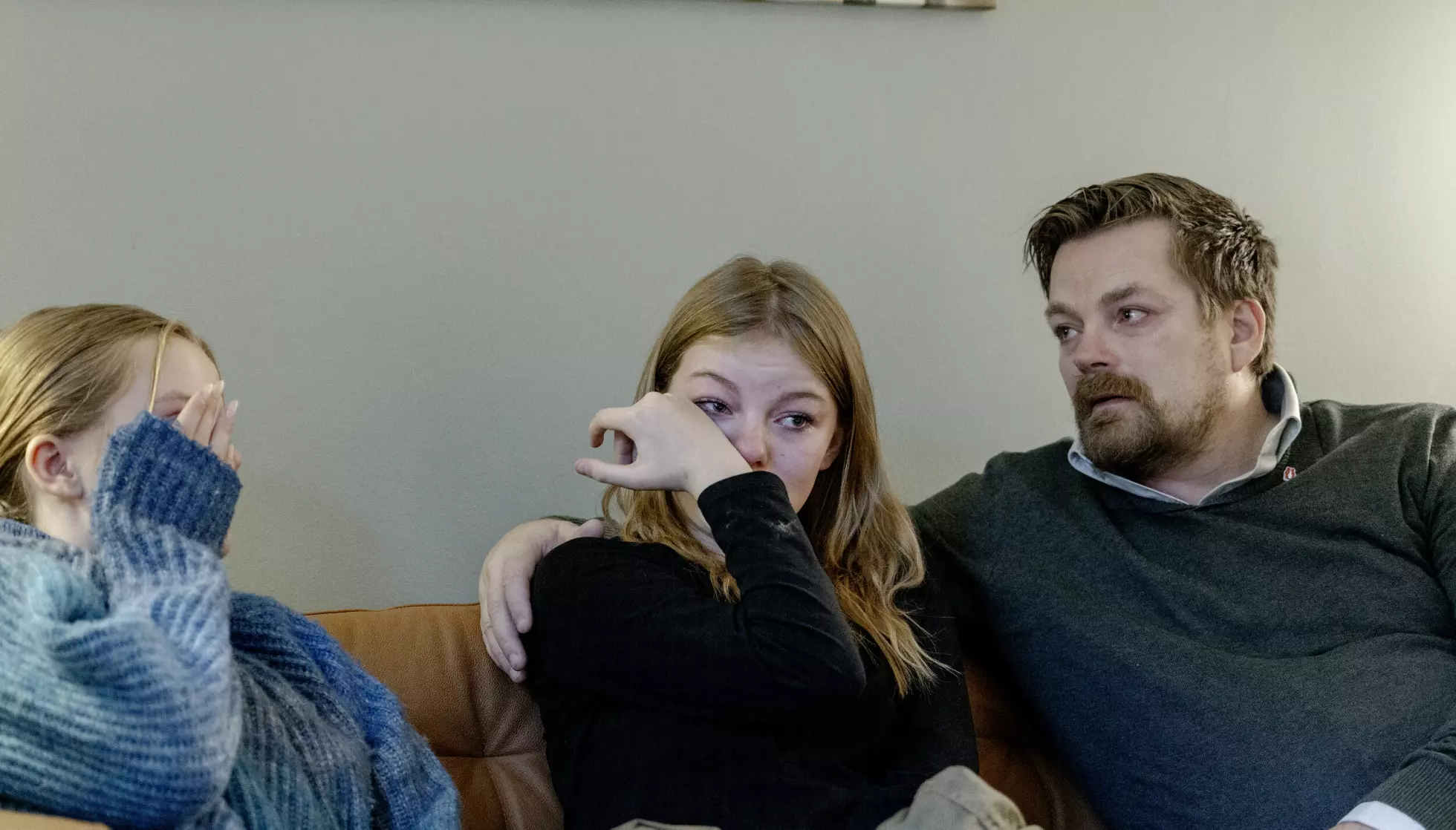 FAMILIEN: Lillesøstera Adelén (t.v.), sammen med Emine og pappa Kim-Gunnar. Foto: Nina Hansen / Dagbladet