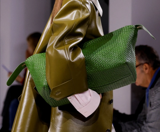 Bottega Veneta viser frem sine store romslige vesker i den nyeste vår sommer kolleksjonen. Foto: NTB