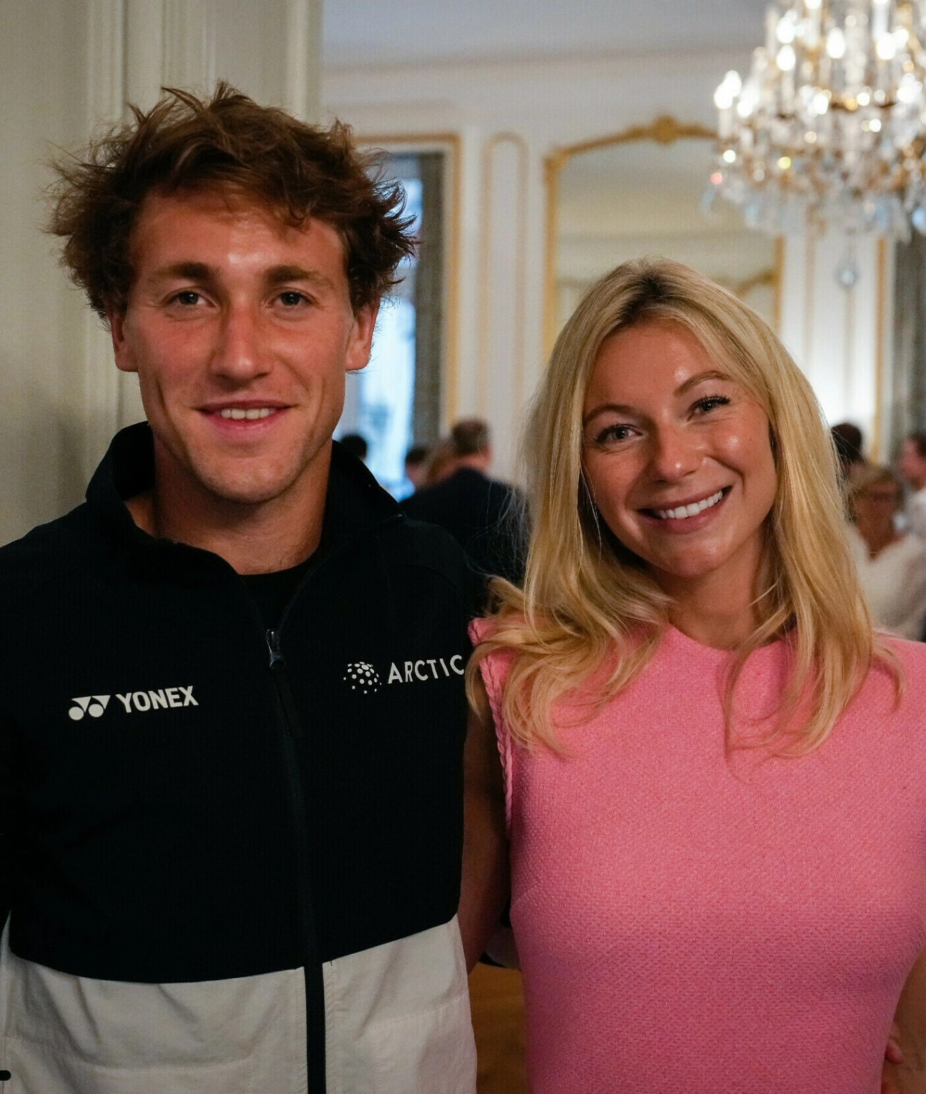 FAMILIE: Casper Ruud og Maria Galligani under en samling med venner, familie og sponsorer i den norske ambassade-residensen i Frankrike fra 2023 - kort tid etter at Casper Ruud tok 2. plass i Roland-Garros-turneringen. Foto: Beate Oma Dahle / NTB