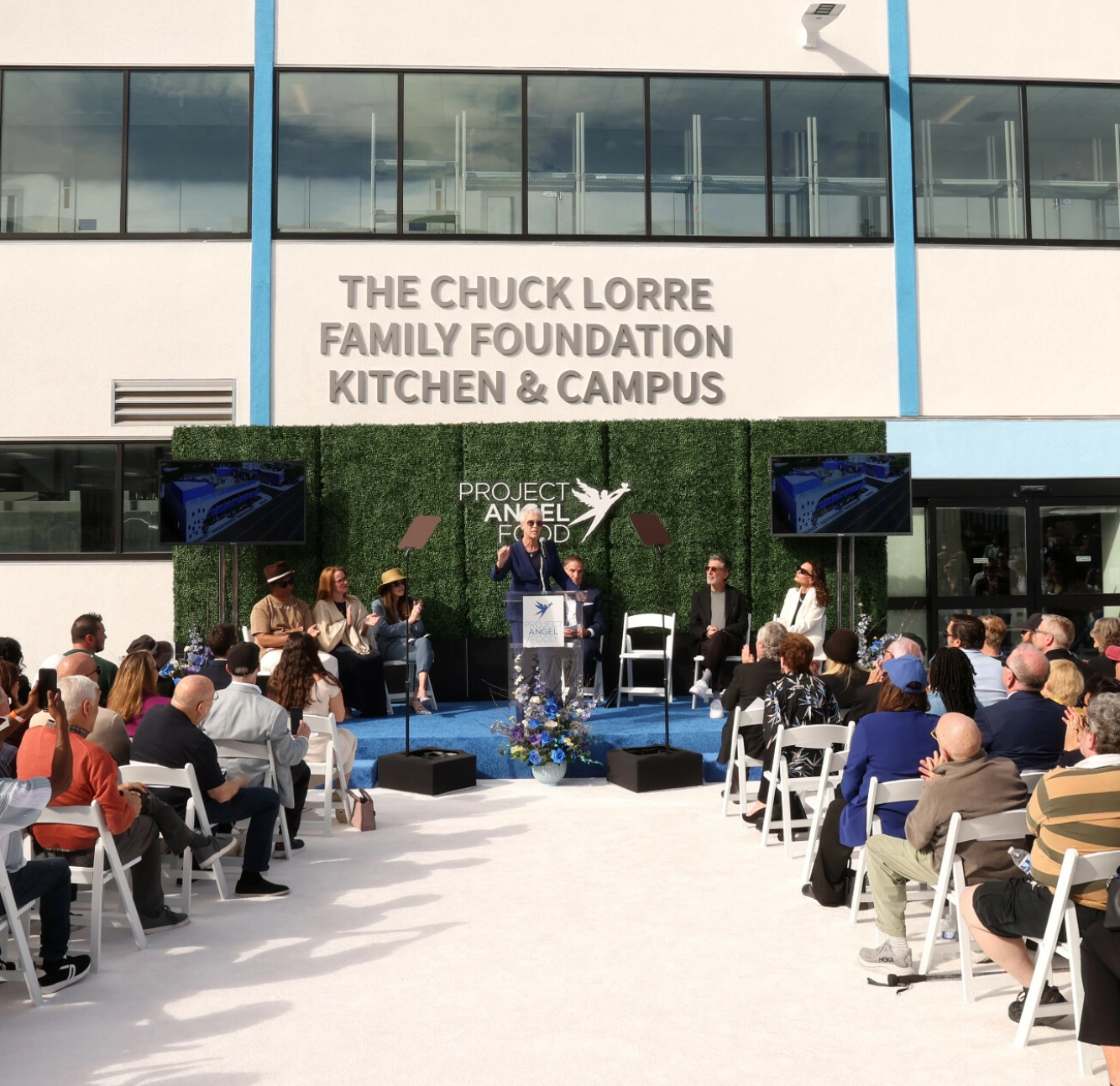 ÅPNING: Det nye kjøkken- og hovedkvarteret til Project Angel Food i Los Angeles ble offisielt åpnet torsdag. Curtis brukte anledningen til å si noen velvalgvte ord. Foto: Chelsea Lauren/Shutterstock/NTB