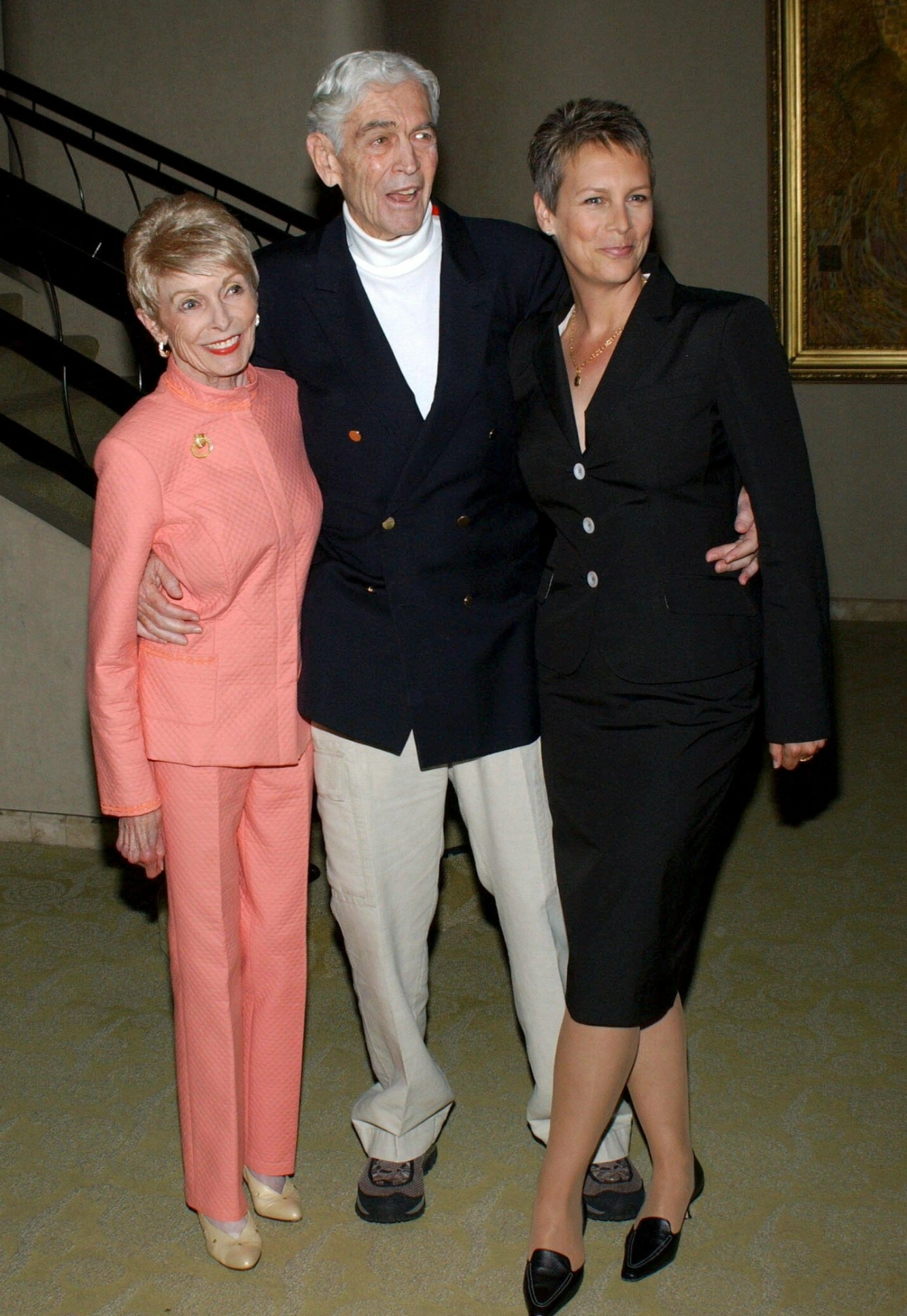 FAMILIE: Jamie Lee Curtis med mor Janet Leigh og stefar Robert Brandt i 2003. Hun har senere fortalt om rusproblemer i familien og viktigheten av frihet. Foto: REX/NTB