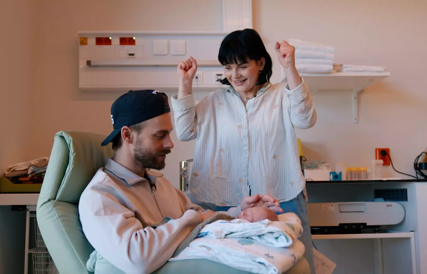 FORELDRE: Da sønnen meldte sin ankomst to måneder før termin måtte Ulrikke føde alene uten ektemannen Oskar. Her fikk han endelig hilst på sønnen. Foto: Discovery