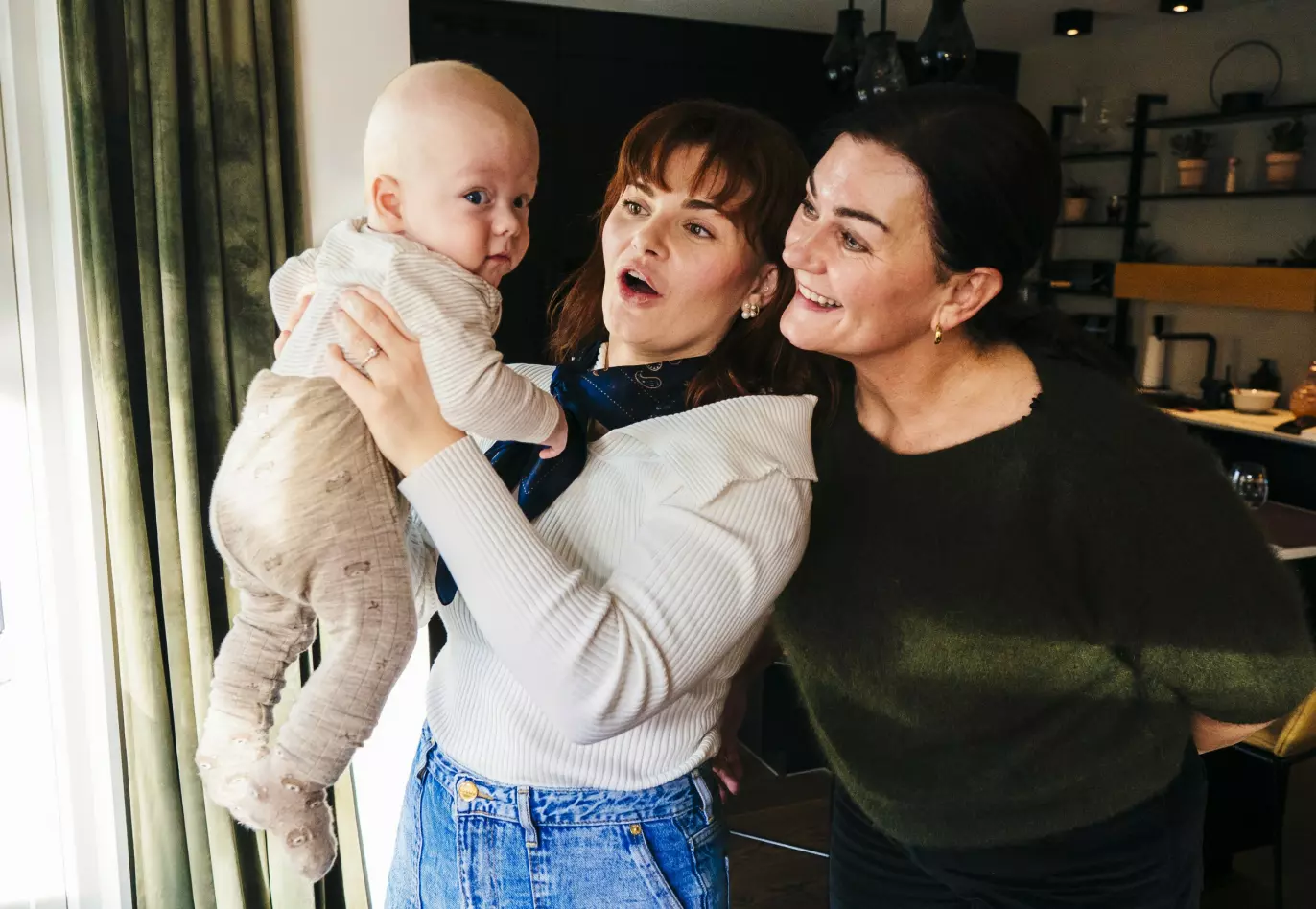 HJEMME HOS BESTEMOR: Lille Timotheus og Ulrikke her sammen med moren Vigdis hjemme på Majorstuen. Foto: John T. Pedersen / Dagbladet