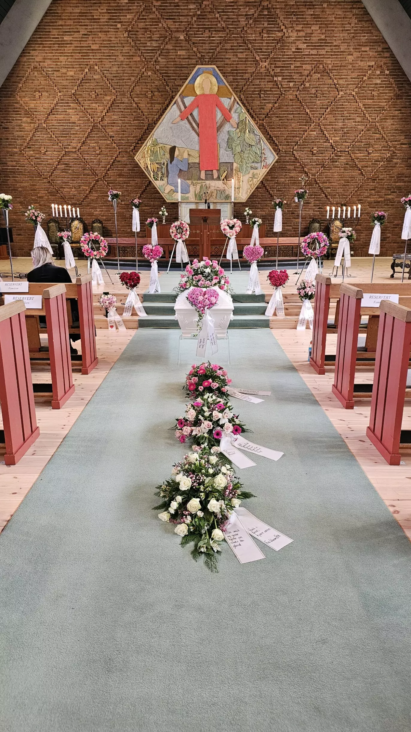 BEGRAVELSEN: Emine ble gravlagt i Namsos kirke i februar 2025. Foto: Privat