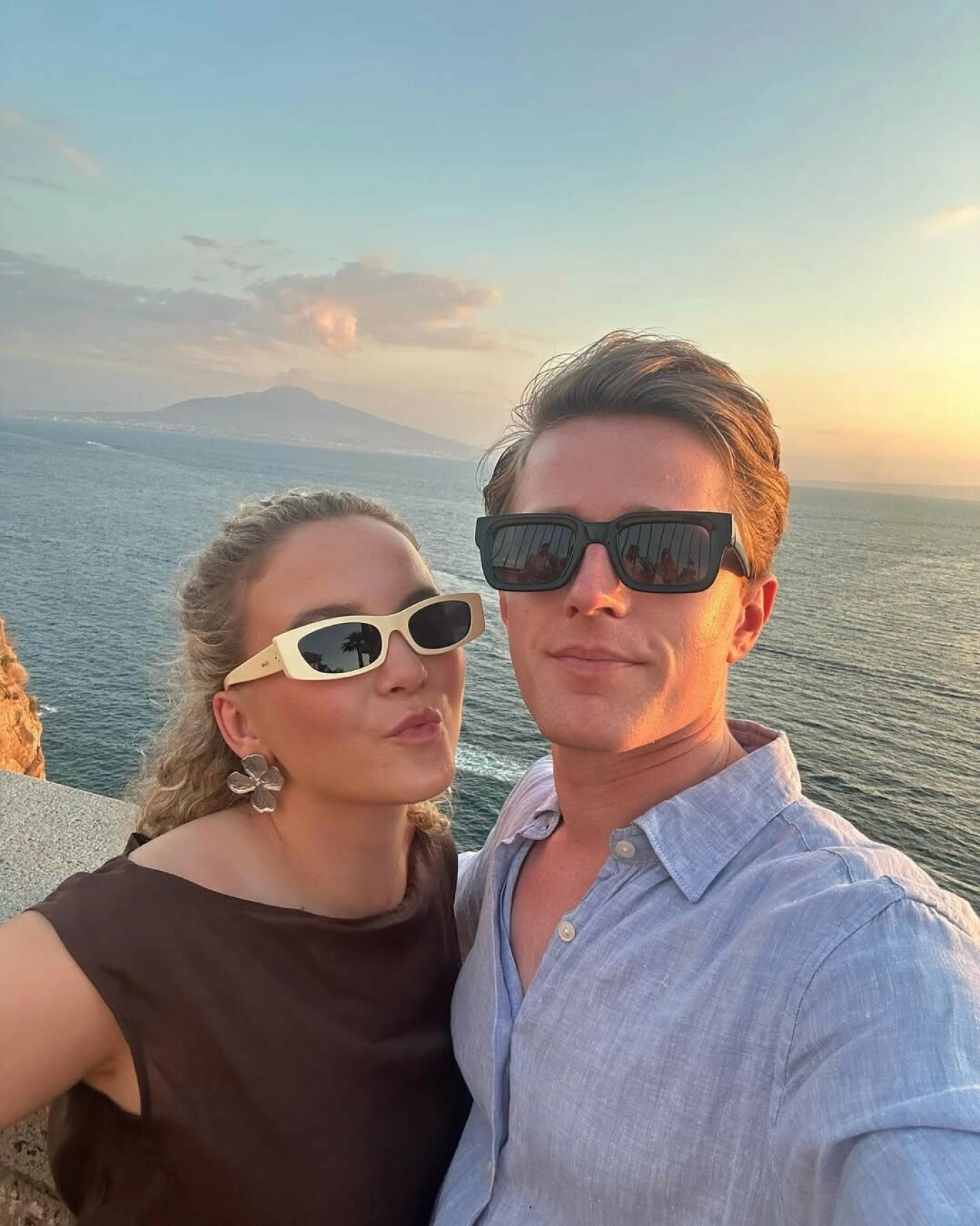 I GANG: Paret har allerede satt i gang bryllupsplanleggingen. Foto: Instagram / @emmasteinbakken