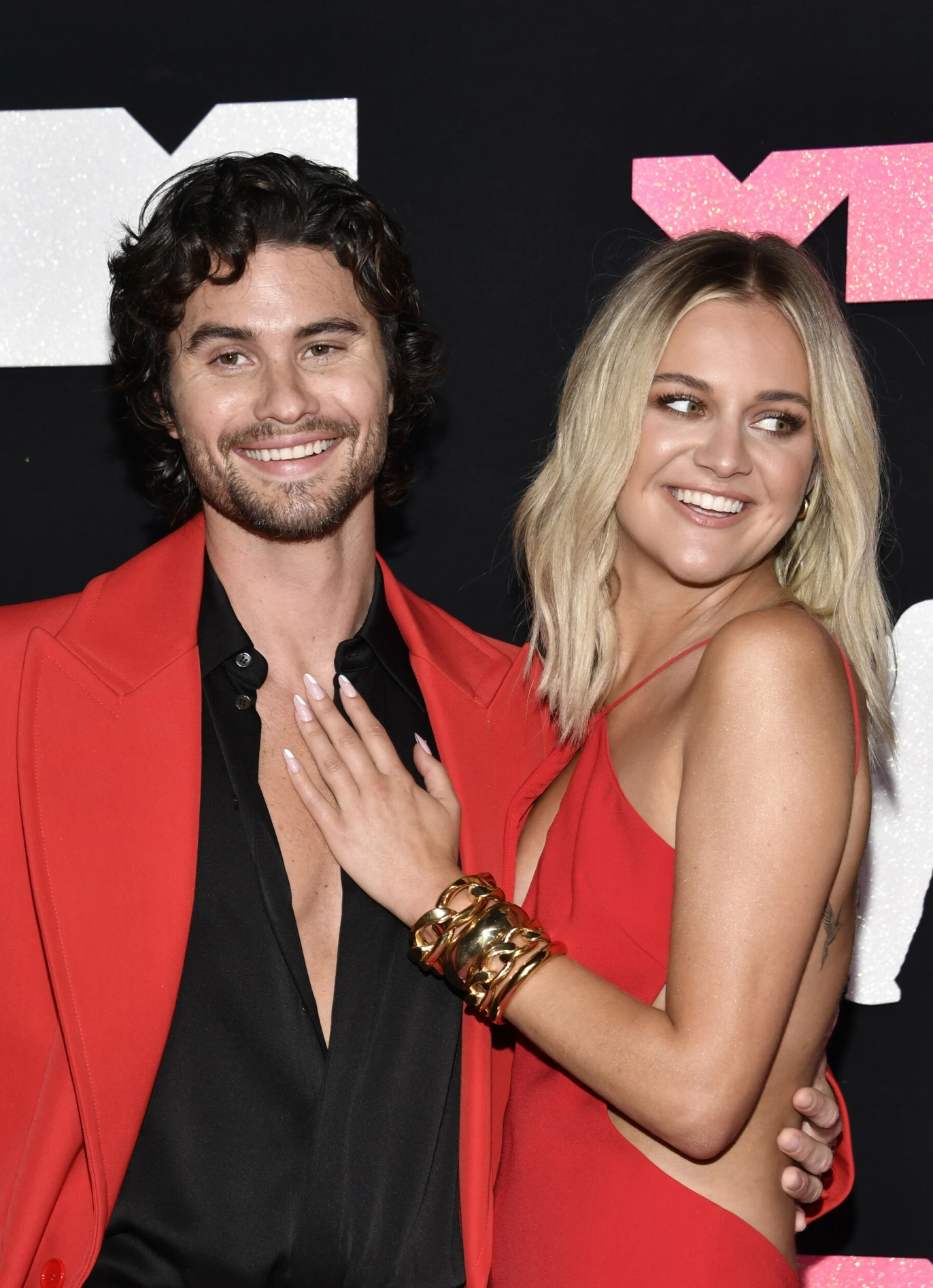 SAMMEN: Chase Stokes og Kelsea Ballerini her avbildet sammen på MTV Video Music Awards i 2023. Foto: Evan Agostini / Invision / AP / NTB