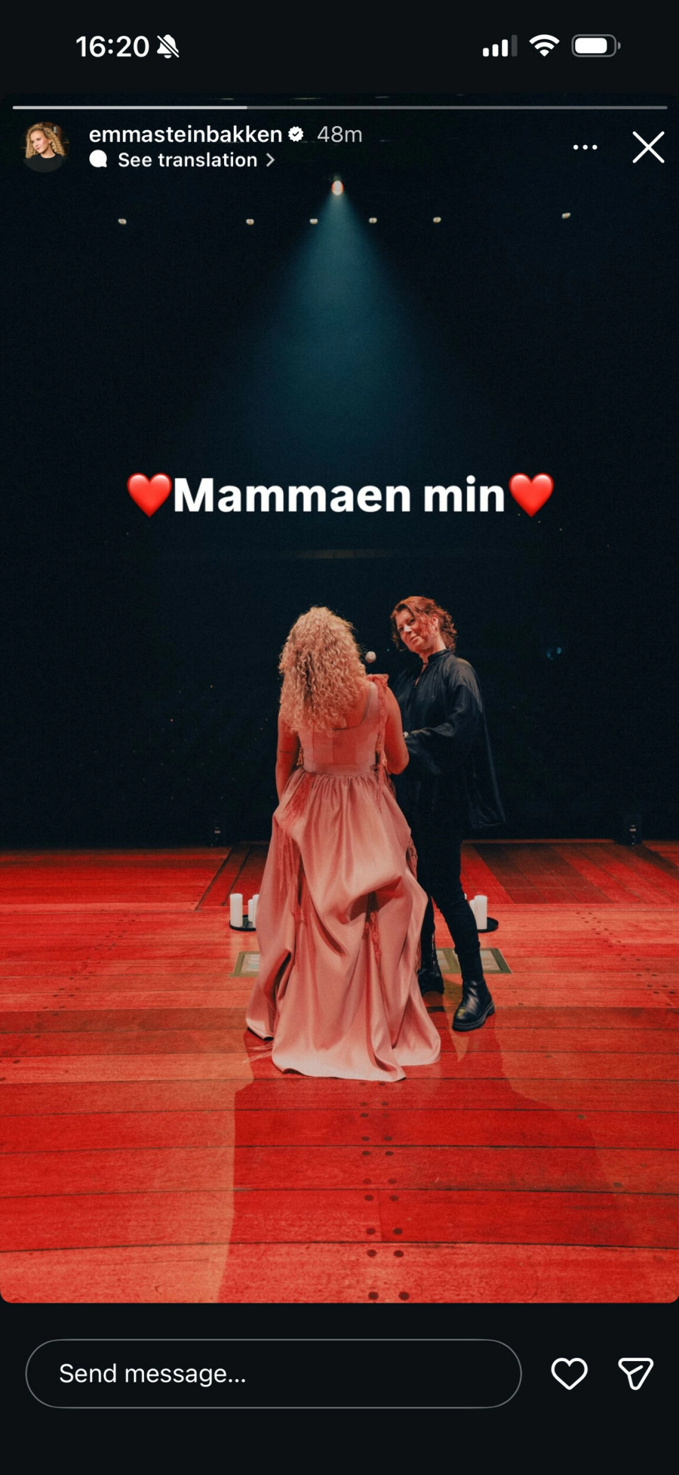 Emma Steinbakken hyller moren. Foto: Skjermdump: @emmasteinbakken / Instagram