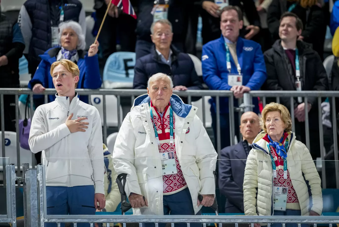 VITNE: Peder Kongshaug, kong Harald og dronning Sonja sang nasjonalsangen på tribunen etter Sander Eitrems gull. Foto: Heiko Junge / NTB